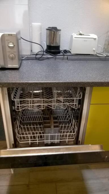 Toll Apartment Mit Privatem Eingang Free Parking Slbst Check-In Netflix 30 Zone Ruhig Duisburg Luaran gambar